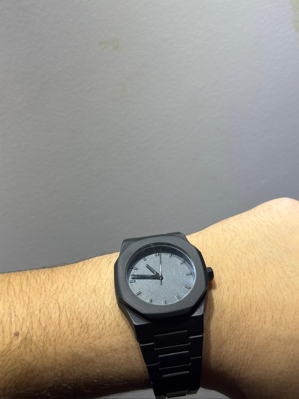 Equis Black watch ka box simple tha, gift ke liye thoda fancy hota toh aur better hota. Watch quality mein koi complaint nahi.