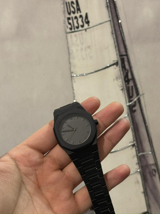 Equis Black watch personalised karwayi apne naam ke saath. Ye option mujhe kaafi pasand aaya. Quartz motor accurate hai.