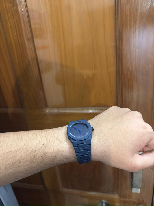 Equis Blue watch liya, polycarbonate body hone ke bawajood solid feel deta hai. 50 grams weight hone se full day comfortable rehta hai
