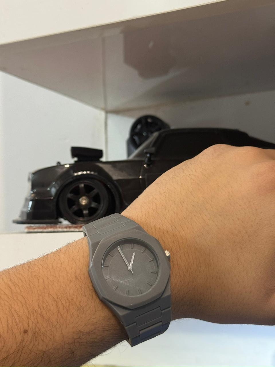 Equis Grey watch simple, elegant aur mature look deti hai. Personalisation option kaafi premium touch deta hai.