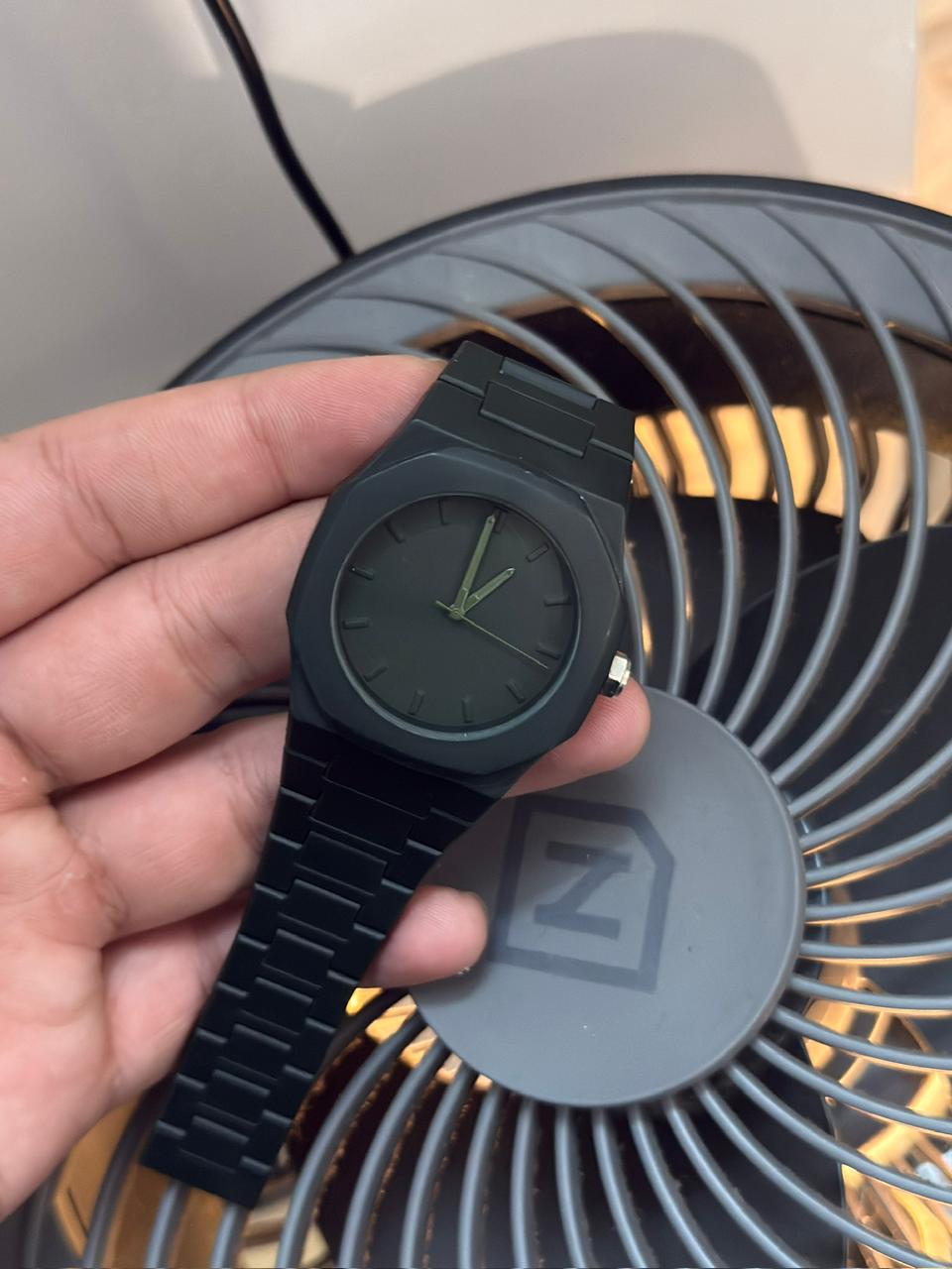 Equis Green colour real life mein bohot soothing lagta hai. Daily office wear ke liye perfect watch hai