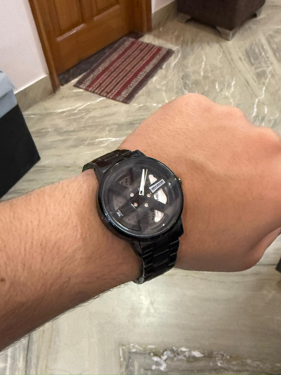 Godzilla White watch classy aur unique hai. White dial clean lagta hai, alloy wheel feature alag hi level ka hai.