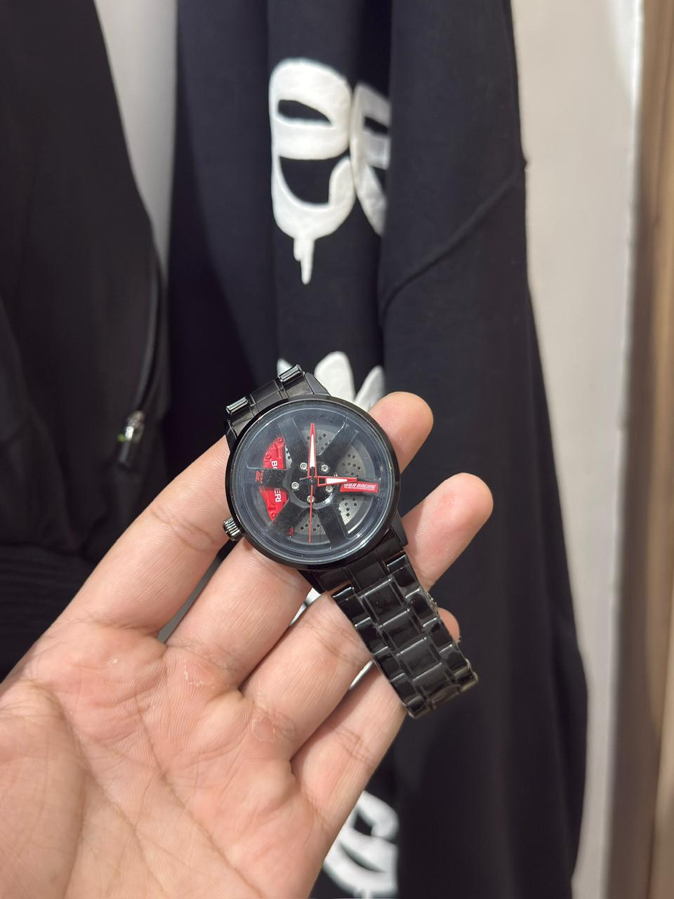Godzilla Red watch ka look ekdum bold hai. Weight balanced hai, zyada heavy nahi lagti. Spin hota wheel kaafi satisfying hai dekhne mein.