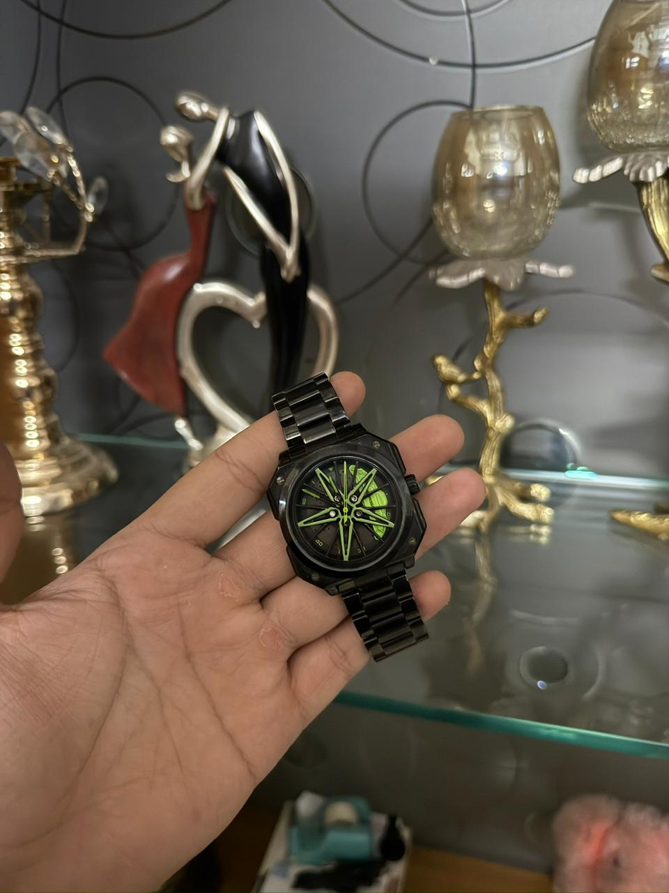 “Porsche GT3RS watch li, honestly car lovers ke liye dream piece hai. Alloy wheel spin karta rehta hai, quartz movement smooth hai. Wrist pe pehente hi premium feel aata hai.”